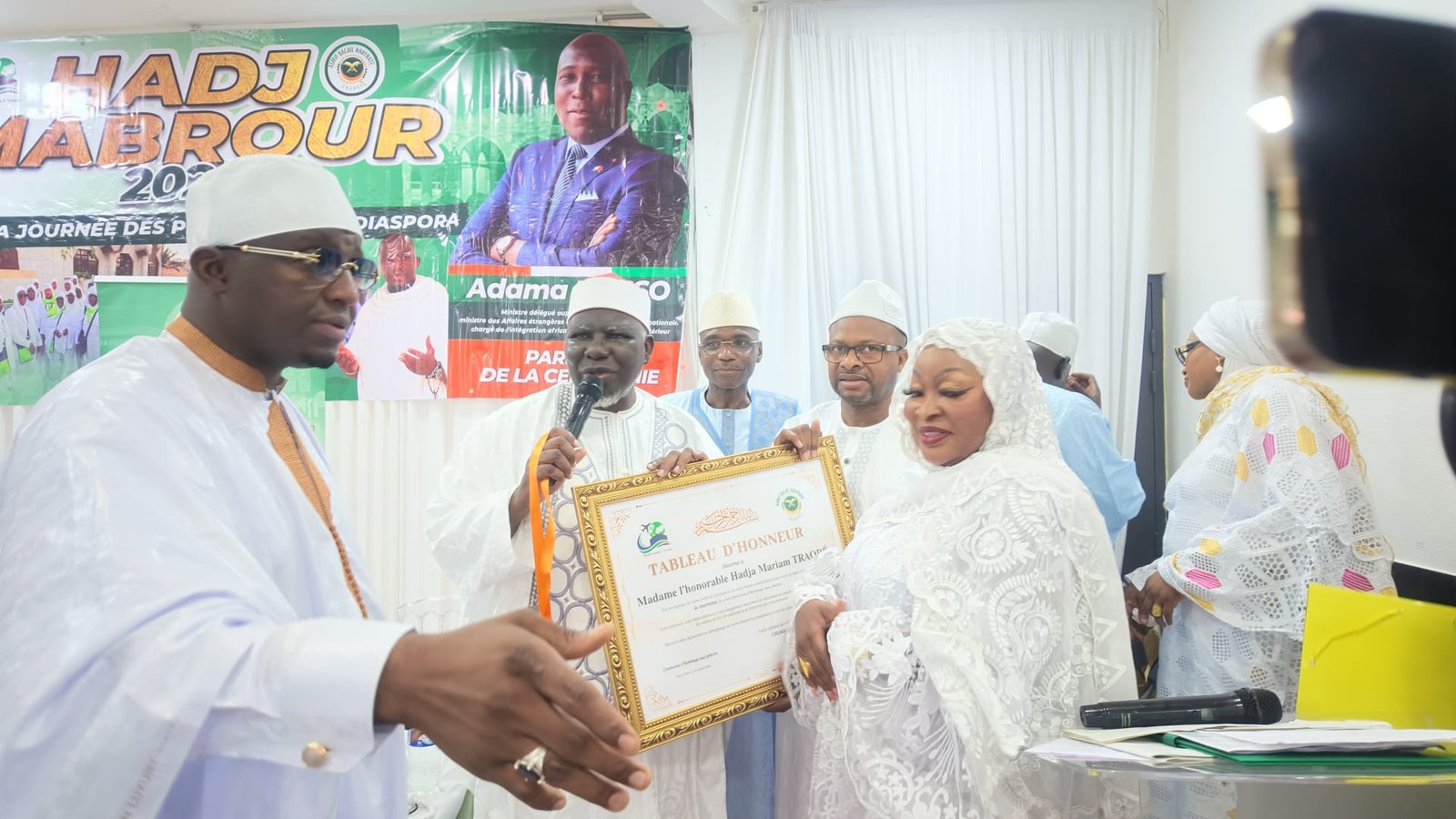 Remise d’un tableau d’honneur à l’honorable Hadja Mariam Traoré lors de la cérémonie
