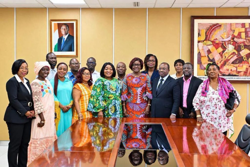 Photo de groupe de la délégation du CAUFEMCIP avec le Professeur Mariatou Koné