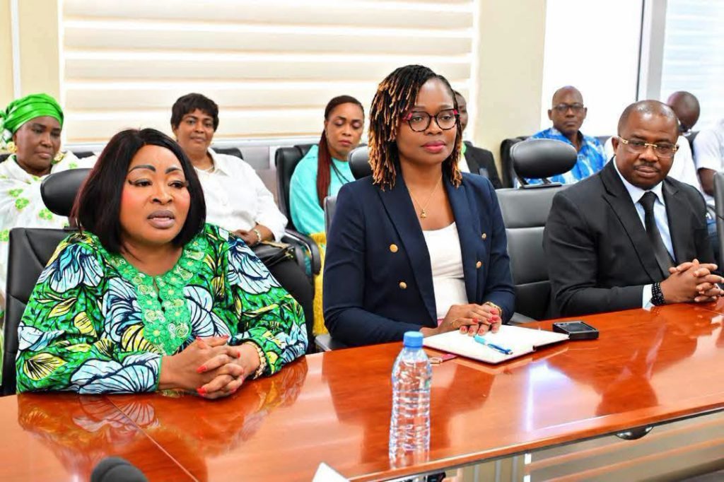 Photo de la rencontre entre la délégation du CAUFEMCIP et le Professeur Mariatou Koné